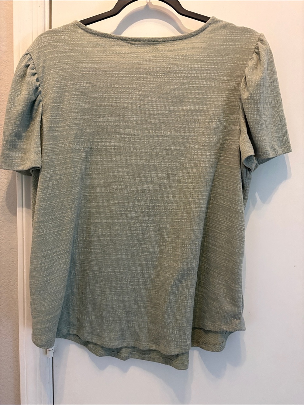 89th + Madison Sage Green Short Sleeve Top with Floral Lace Yoke Size Large - Picture 4 of 4